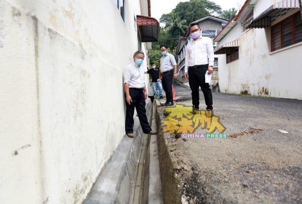 罗白区沉香宜园成功拨款，提升水沟，左起为周世扬、芙蓉市议员吴勇汉及何永铧。