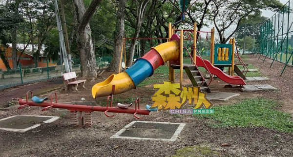 儿童游乐场内的跷跷板已损坏，无法供年幼的孩童尽情玩乐。