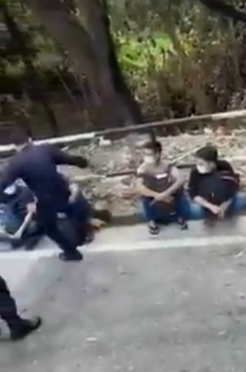 影片拍到一名疑似警员者多次用脚踢向外劳。