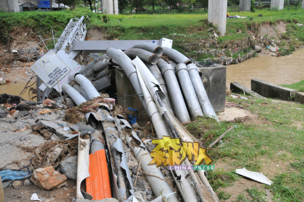 快乐花园毗邻宁宜河横跨的电缆管遭洪水冲毁，露出里面的电缆。