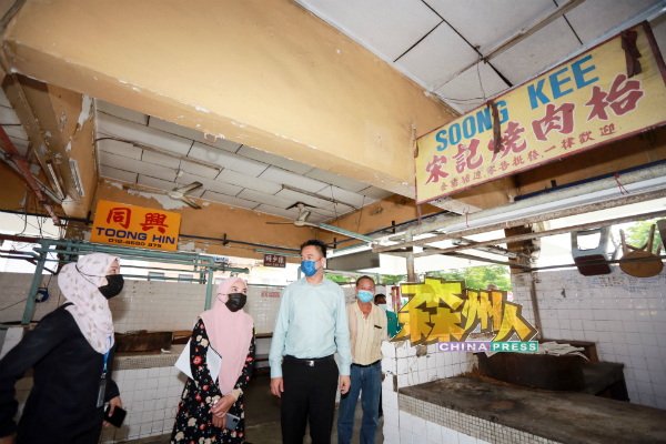 张聒翔（前右）连同市政局官员到猪肉摊巡视，反映天花板摇摇欲坠的问题。