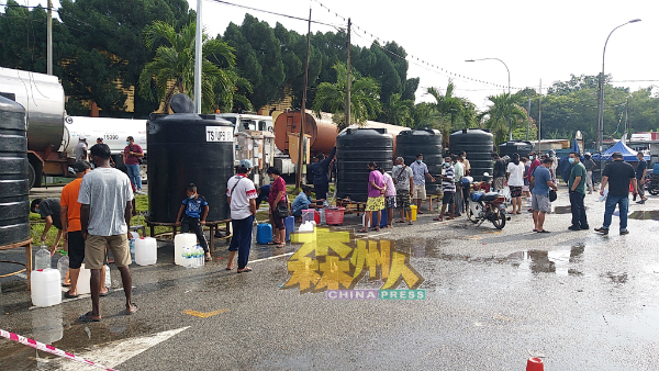 水务公司在晏斗中华华小对面泊车场，放置6个移动式蓄水槽，方便居民众取水。