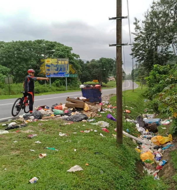 莫哈末法尔扎在神安池一带骑车时，发现大路旁堆满垃圾，现场臭气熏天，垃圾散落满地，极不雅观。