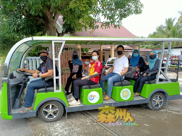甘榜罗涅设有浏览车载送游客环绕新村，一睹绿油油的新村稻田景色与文化。
