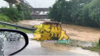 宁宜河在两天前的大雨后高涨，让当地居民一度担心会再发生大水灾。