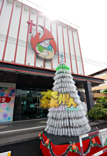 沉香邻恩复兴教会提倡环保，以600个塑料瓶，制作15尺高的独特圣诞树。