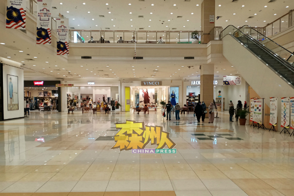 芙蓉新城永旺购物中心的舞台广场，没有过往华丽的布置，只在商场谘询柜台设置简单的圣诞装饰。