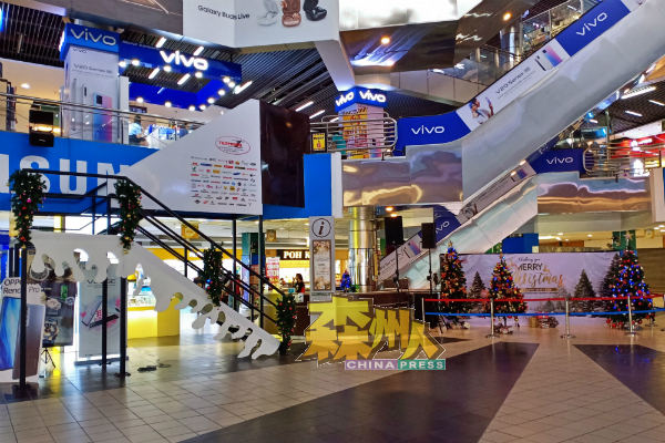 芙蓉第一巴士终站购物中心以圣诞树作为主要的装饰。
