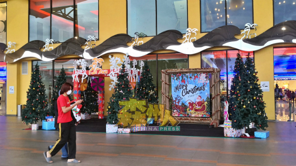 位于芙蓉金马扬商业区的棕榈广场，把圣诞布置集中在商场外。