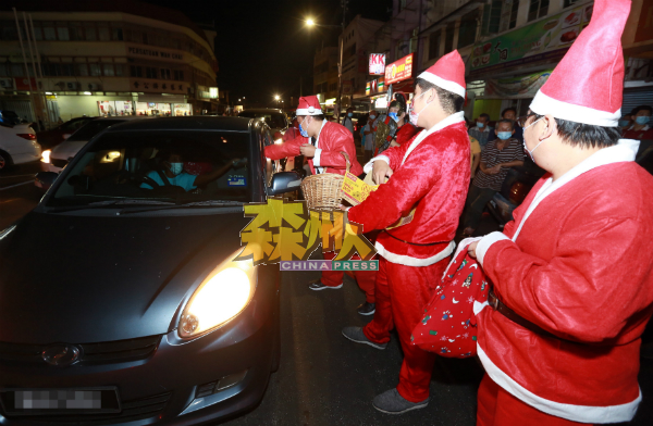 超过20名圣诞老人向路过的驾驶人士派送小礼物。