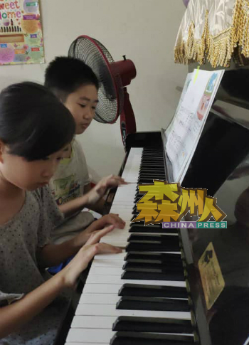 学钢琴的妹妹，疫情期间也经常在家教哥哥弹琴。