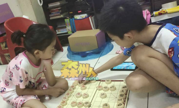 陈佩如的两名子女都喜欢下棋，疫情期间经常下棋度日。