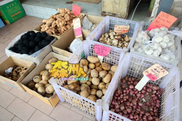从国外入口的干货类如大葱、马铃薯等，因为原产地货源短缺加上海运费调涨，价格在近期飙涨。