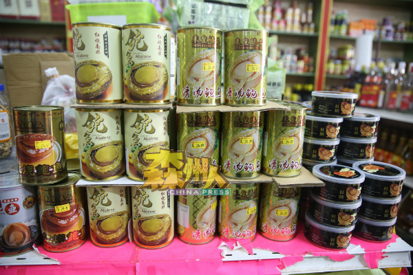 从中国进口的清汤或红烧罐头鲍鱼售价仍便宜，售价从10余令吉起至百余令吉不等。