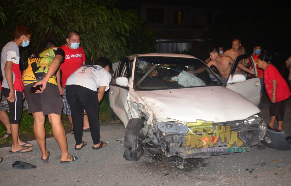 文丁新村路发生两车相撞意外，肇祸轿车毁坏不堪。  