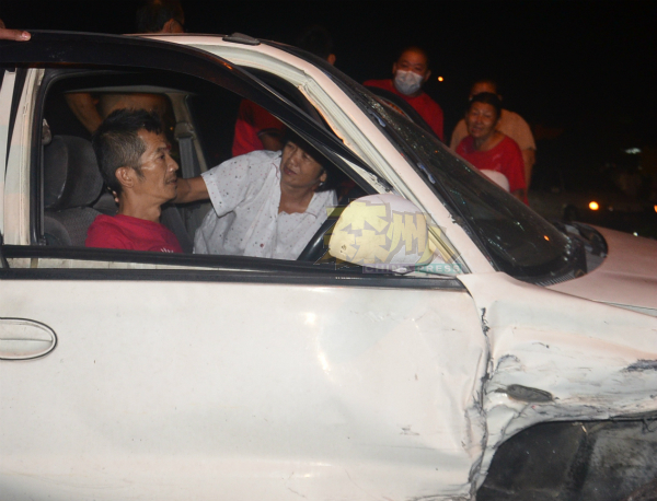 肇祸后昏迷不醒的华裔司机，逐渐恢复神智，等候救援。