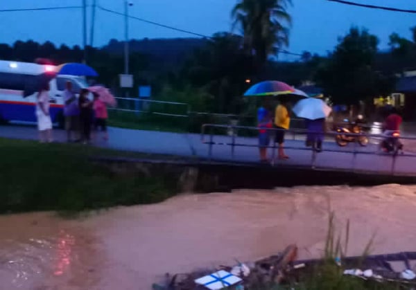 3小时连绵大雨，导致沟水排不及高涨，半芭新村及银和园发生突发水灾。