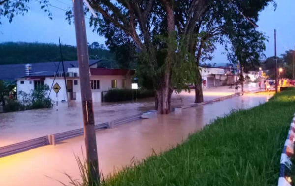 银和园灾情更严重，有约20户处于地势较低的住家被洪水淹入屋内，水高2尺。