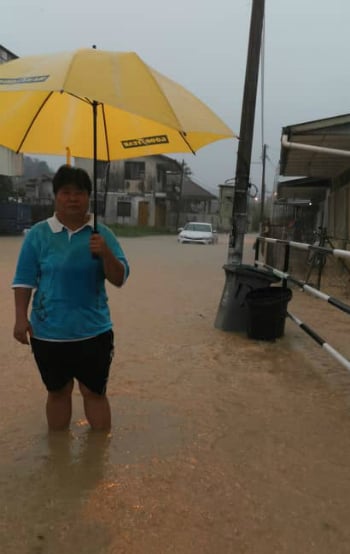 萧金燕指半芭新村排水沟窄下，下雨时水流不及而溢出沟渠，导致淹水。