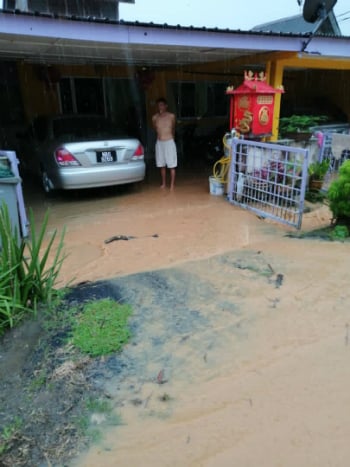 半芭新村内其中一户受灾灾民的住家，在水位稍退后，满地泥泞。