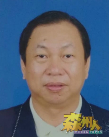 高岛利贡再也新村联邦村委会主席李汉坤村长。