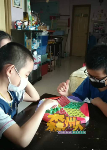 江小萍建议，家长可与孩子玩桌游牌卡，促进亲子关系之余，还能让父母与孩子之间有更深入的了解。