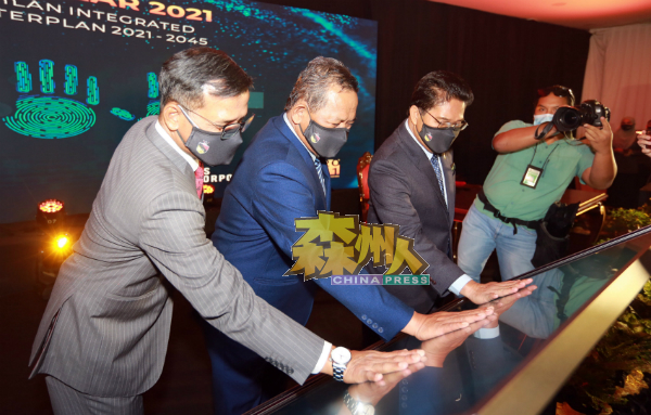 拉查里（左）、阿米努丁、莫哈末拉菲依联合推介“森州2021-2045年综合发展大蓝图”。