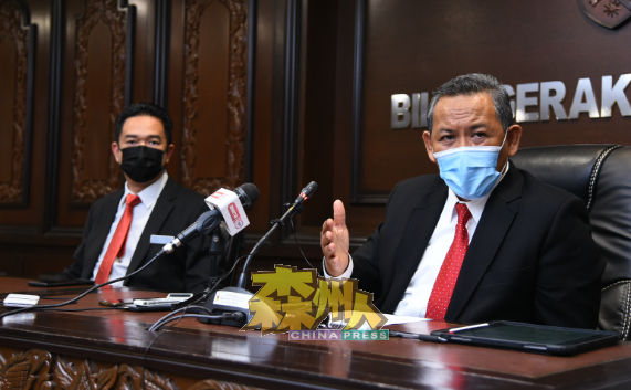 阿米努丁（右）公布限制大臣任期获州行政会议通过，并将提呈至州立法议会寻求三分之二议员支持；左为张聒翔。
