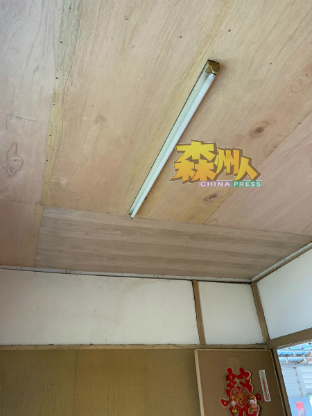 承包商为曾氏一家维修住家天花板，并安装电灯。