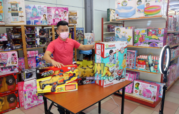 张毅康于今年3月初开始通过面子书直播方式销售玩具商品。