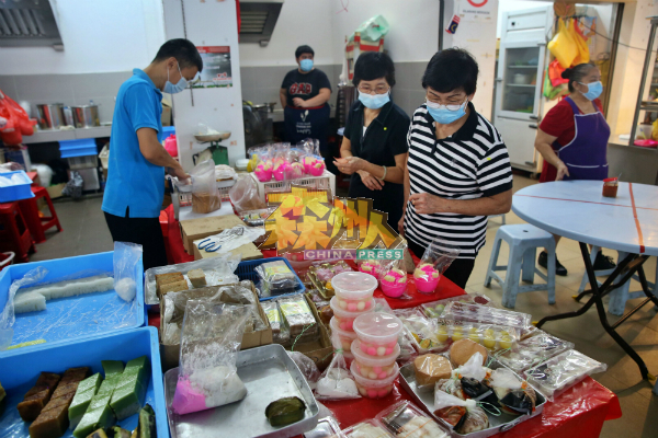 目前市场上不仅有汤圆面团，还有现成有馅料及煮好的汤圆，让消费者选购。