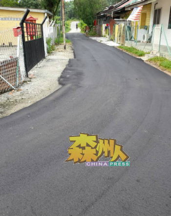 新村每条道路获得重新铺上沥青。
