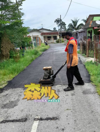 乌鲁晏斗新村道路重新铺上沥青工程，预料在日内完成。