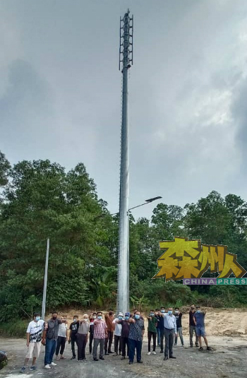 蓬莱3花园的居民向萧开文（中）求助，要求政府立刻指示电讯公司拆除电讯塔。