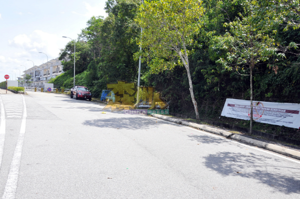 芙蓉市政局来真的，日前直接在大阳镇主要道路路边张挂“严禁泊车”的横幅。