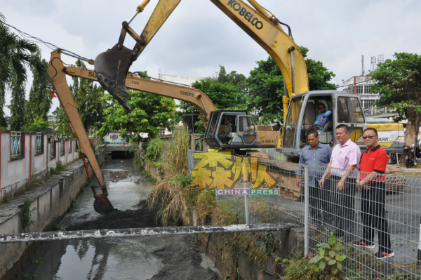 沉香区这2年进行了不少沟渠提升、清理河床的工程，解决长久以来困扰居民的水灾问题，中为吴金财。