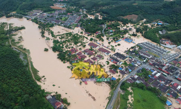 芙蓉爆发大水灾，沿河住宅区被水包围，市民坐困水城。