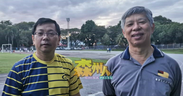 黄玉隆（右起）与张俊荣呼吁淡边中华校友会会员，踊跃出席18日晚上召开的年度会员大会。