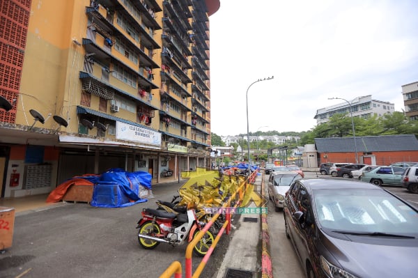 州政府将拨款70万令吉重铺14楼前方泊车场沥青，同时拆除摩哆停泊处的围栏，增加组屋的泊车位。