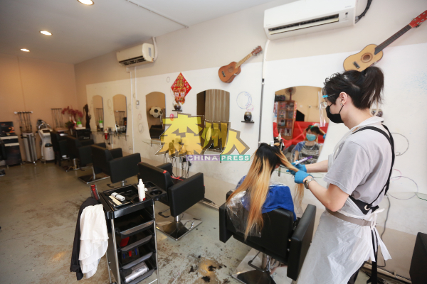 理髮店的理髮座位，也間隔了位置，確保顧客保持人身距離。
