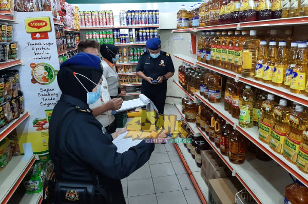 森贸消局执法官检查各类商店的食油价格及货源，确保供应充足。