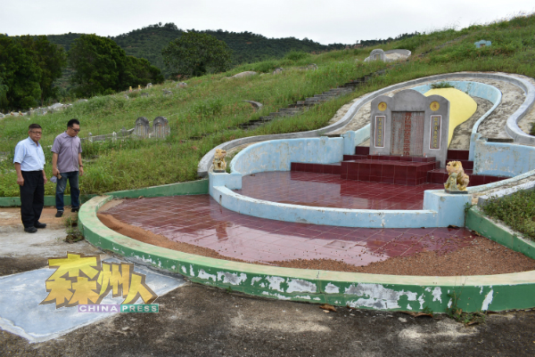 左起潘宥磬、萧国煌前往义山巡视，该会去年已完成总坟美化工程。