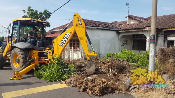 市议会在瑟拉西花园住宅区出动挖泥机清理形同垃圾场的废置住屋。