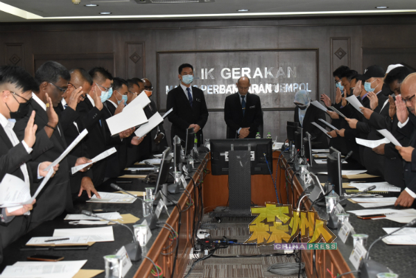 24名仁保市议员在张聒翔（左中起）与拉惹诺拉兹里的监誓下，顺利进行宣誓。