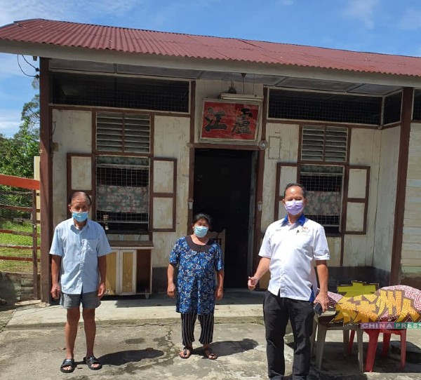 文丁联邦村长陈顺彬（右）协助何先生（左）向房屋及地方政府部门拨款，以更换厨房屋顶锌片。 
