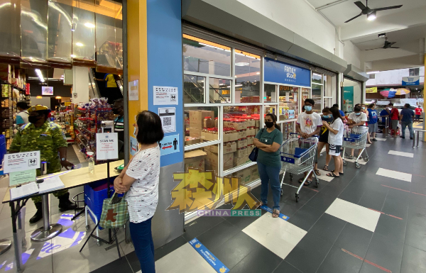 芙蓉敦依斯迈医生路家家购物中心，在行动管制令消息发布后，民众开始在购物中心门外排队轮候进入购物。