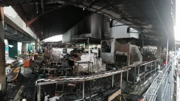 波德申巴刹凌晨火灾，烧毁楼下左边的6个摊位。