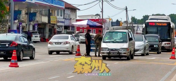 波德申警方在芦骨警局前设路障。