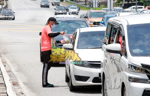 警方发出警告，在路边兜售食物是不合法行为，必须停止。