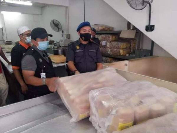 执法人员到面包厂展开调查。